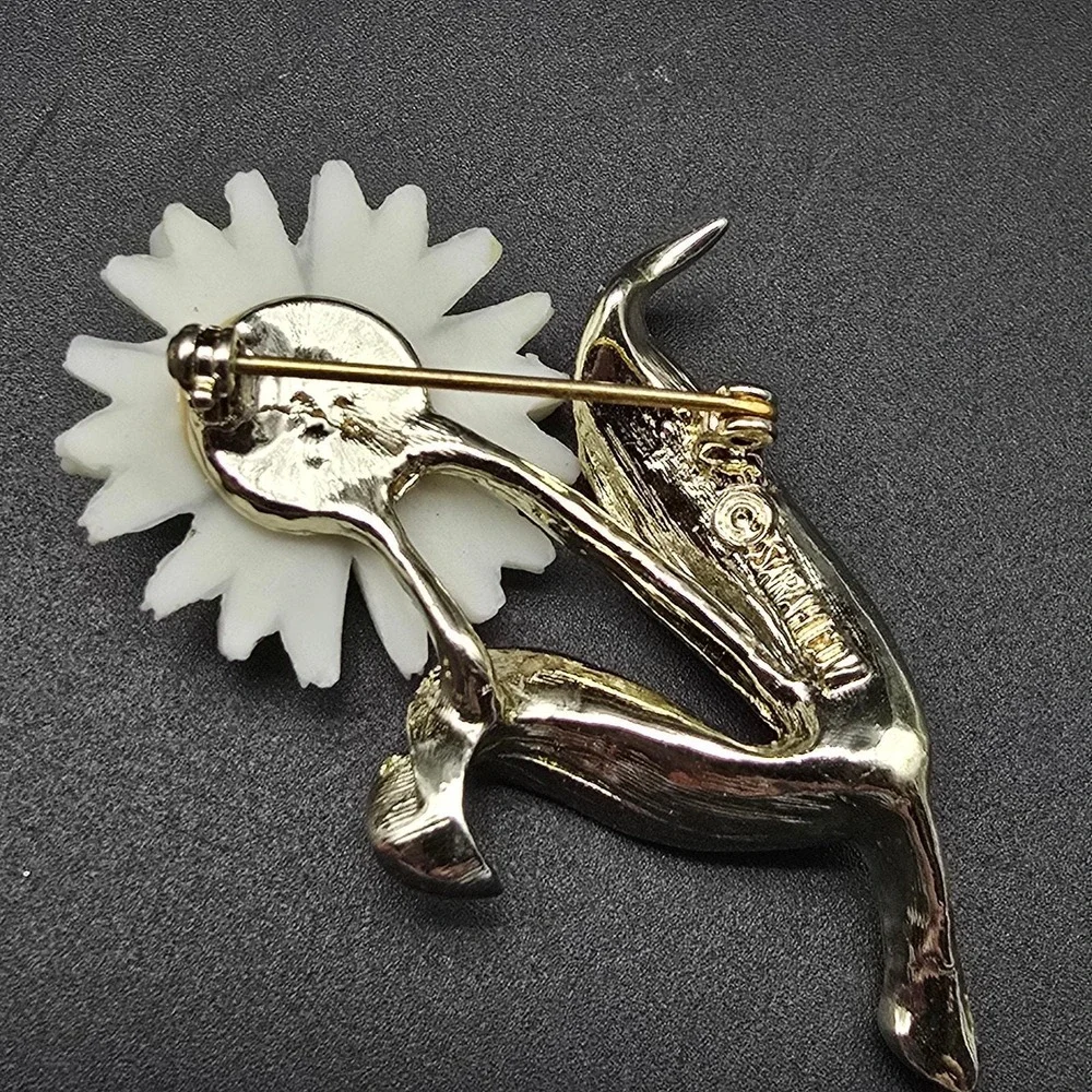 Sarah Coventry Daisy Flower Brooch Spring Floral Summer